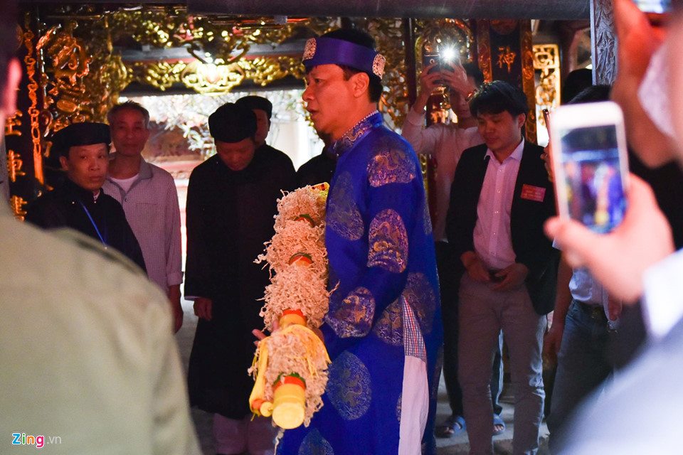 Sau màn trao lộc, cây bông mới chính thức được mang ra. Cây bông được làm từ một đoạn tre dài hơn 1 m có 5 đốt, thuộc cung ngũ phúc rồi vót bông trắng tinh, cuốn xù từng gióng sau đó lấy giấy gắn lại và thêm tua cho đẹp.