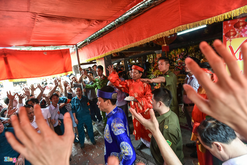 Sau khi thực hiện đầy đủ các nghi lễ cần thiết, bắt đầu là trao lộc nhà Thánh cho những người tham gia. Cụ từ trong làng bưng ra một đĩa xôi trắng tung xuống để người chơi phía dưới bắt lấy nhằm động viên, khích lệ và tăng cường sức khỏe.