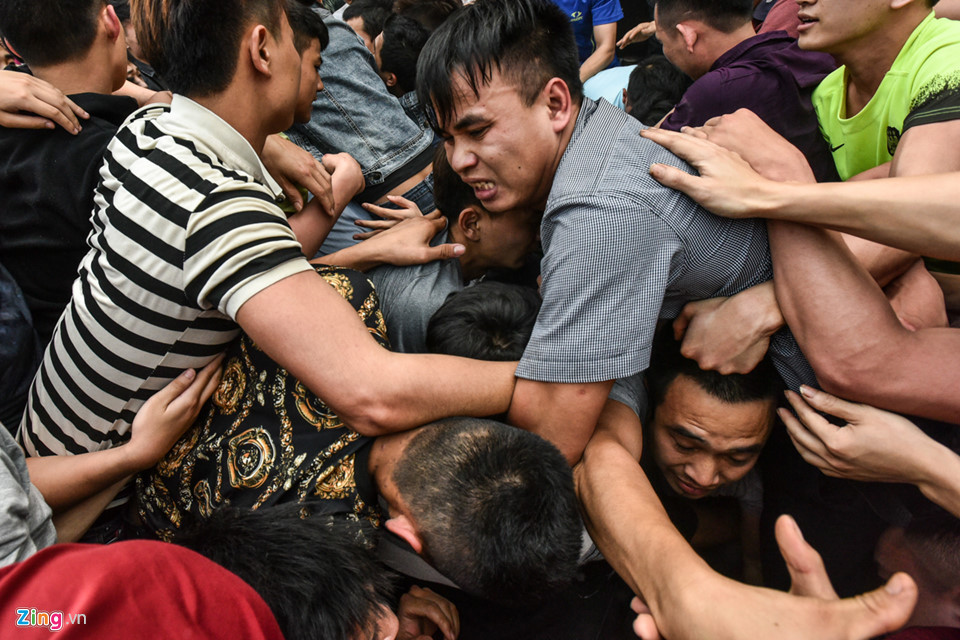 Theo luật chơi, có 2 lượt giằng bông. Khi nào cây bông được một người duy nhất giơ thẳng đứng lên trời thì lượt chơi mới kết thúc. Nếu vẫn còn người khác cầm vào, bông sẽ tiếp tục được tranh cướp.