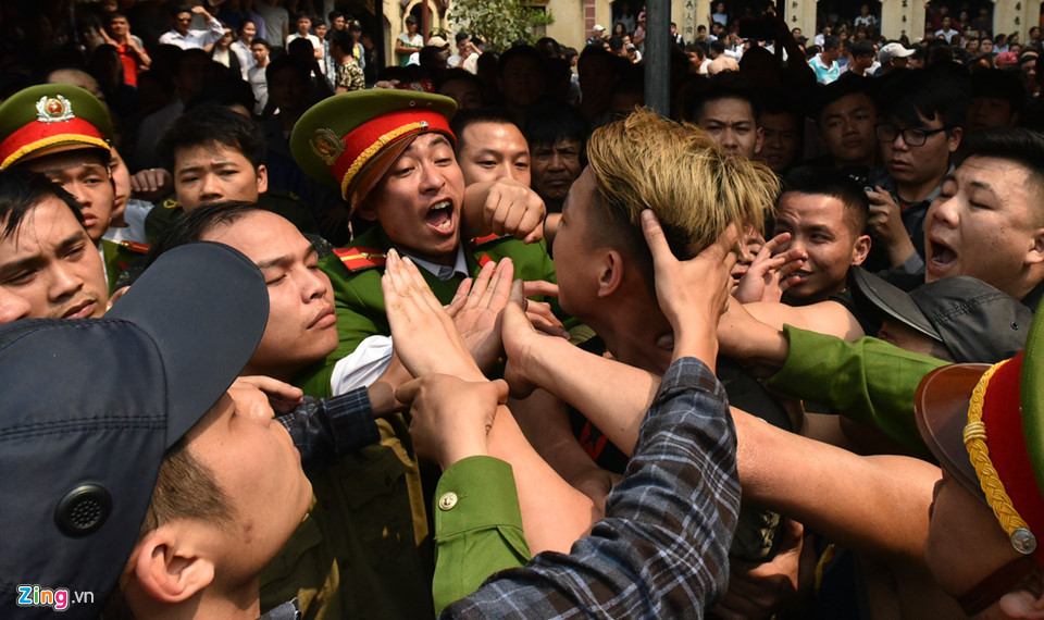 Hàng loạt những pha ẩu đả đã tái diễn như các năm trước. Cán bộ xã, dân phòng và thành viên ban tổ chức lễ hội phải nhảy vào can thiệp nhưng vẫn không ngăn nổi những hành vi quá khích của một số người.