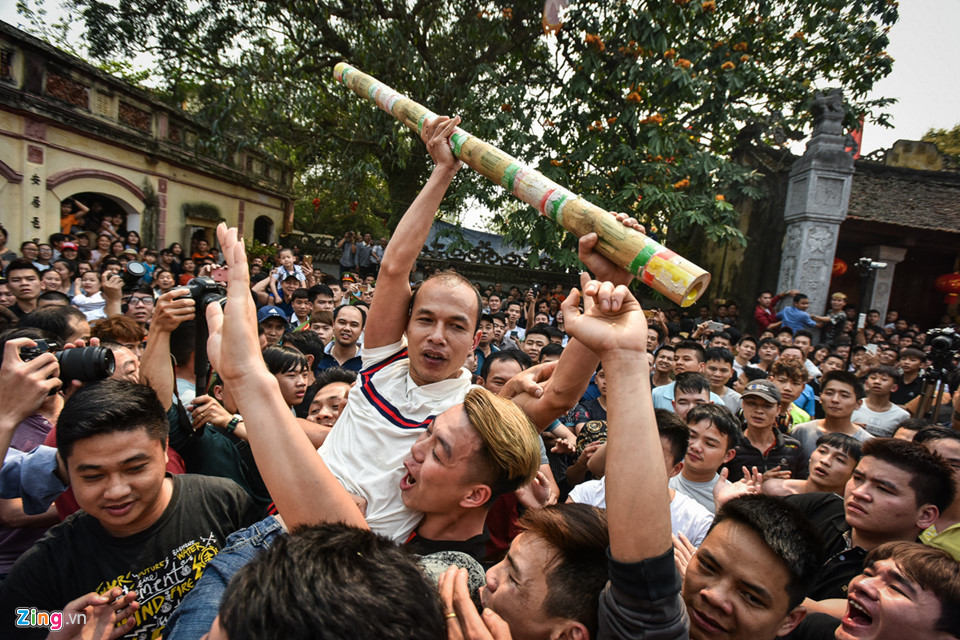 Người giành được cây bông giơ cao lên không. Họ quan niệm năm nay sẽ gặp nhiều may mắn, thuận lợi trong công việc. Riêng những người sẽ hoặc đang có gia đình thì trong năm đó sẽ sinh con trai. Còn những ai chỉ giành lấy được sợi của cây bông cũng sẽ gặp may mắn cho cuộc sống của mình.
