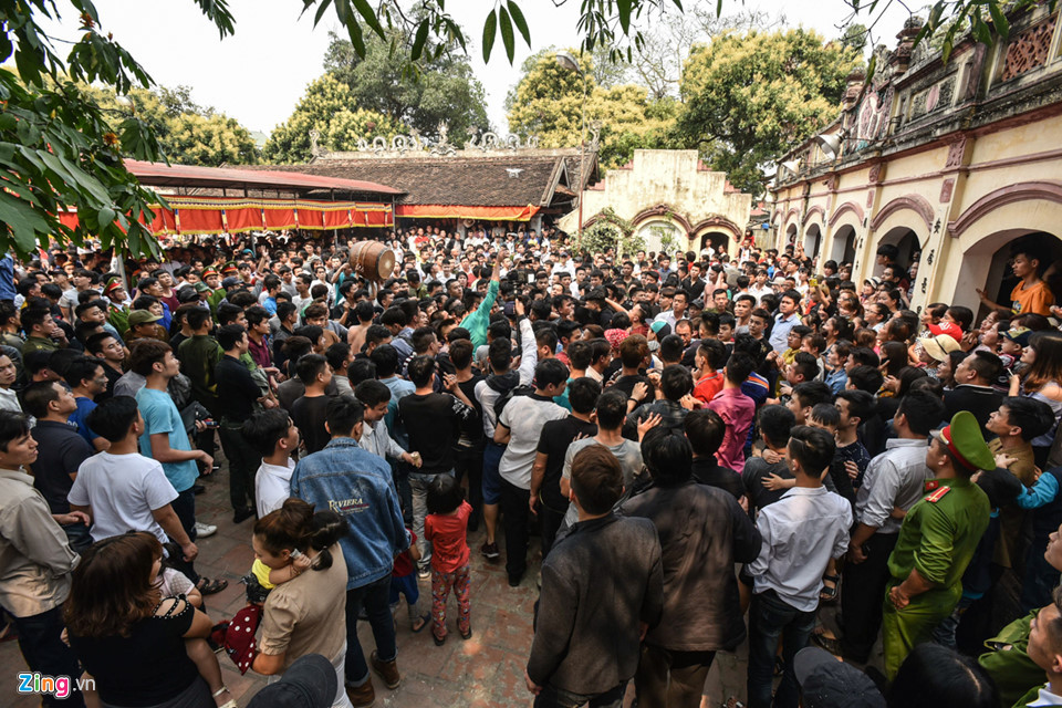 Chiều 22/3 (mùng 6/2 âm lịch), hội làng Sơn Đồng (huyện Hoài Đức, Hà Nội) với tục giằng bông diễn ra thu hút cả nghìn người tham dự.