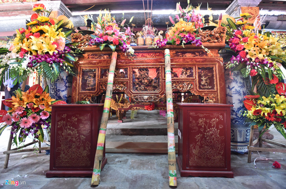 Sau khi có được bông, gia đình người thắng cuộc làm lễ rồi mới mang về bàn thờ nhà mình.