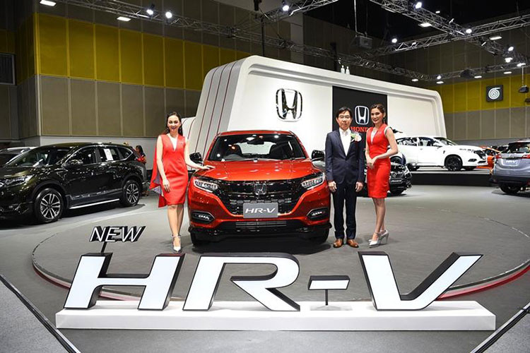 Tại triển lãm Fast Auto Show 2018 đang diễn ra tại Thái Lan từ ngày 27/6 vừa qua, hãng xe Nhật Bản đã mang mẫu xe crossover Honda HR-V 2018 phiên bản nâng cấp đến trưng bày và giới thiệu. Trước đó, Honda cũng đã tung hình ảnh và thông tin chi tiết của mẫu xe này đến với người dùng.
