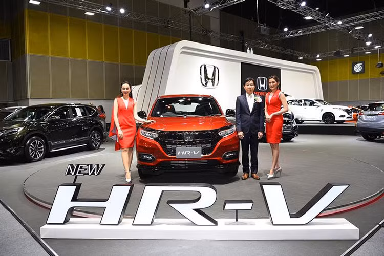 Tại triển lãm Fast Auto Show 2018 đang diễn ra tại Thái Lan từ ngày 27/6 vừa qua, hãng xe Nhật Bản đã mang mẫu xe crossover Honda HR-V 2018 phiên bản nâng cấp đến trưng bày và giới thiệu. Trước đó, Honda cũng đã tung hình ảnh và thông tin chi tiết của mẫu xe này đến với người dùng.