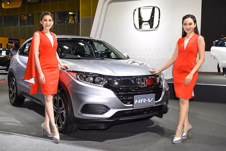 Tại thị trường Thái Lan, Honda HR-V 2018 được bán với giá 949.000 Baht (663 triệu đồng) cho bản E, 1,059 triệu Baht (740 triệu đồng) cho bản EL và 1,119 triệu Baht (782 triệu đồng) cho bản RS. Theo một số thông tin đã rò rỉ, Honda Việt Nam sẽ phân phối mẫu SUV cỡ nhỏ HR-V ngay trong năm nay, chính thức tuyên chiến với Ford EcoSport cũng như Hyundai Kona dự kiến cũng ra mắt trong thời gian tới.