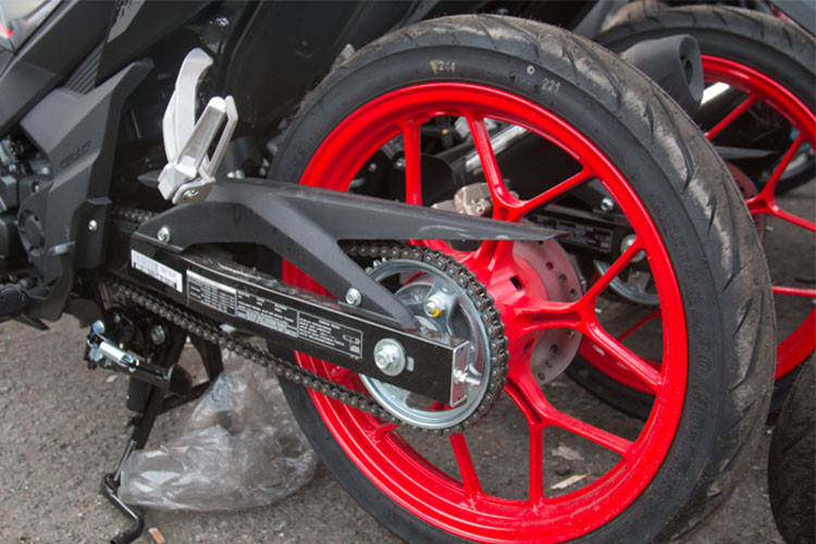 Bánh sau của xe được trang bị an toàn với phanh đĩa đơn kích thước nhỏ hơn. Gắp sau thiết kế đơn giản, đi kèm hệ truyền động dạng xích và giảm sóc đơn dạng monoshock. Xe sở hữu lốp trước có kích thước 70/90/17 trong khi lốp sau là 80/90/17, đều là loại tubeless.