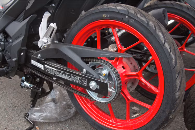 Bánh sau của xe được trang bị an toàn với phanh đĩa đơn kích thước nhỏ hơn. Gắp sau thiết kế đơn giản, đi kèm hệ truyền động dạng xích và giảm sóc đơn dạng monoshock. Xe sở hữu lốp trước có kích thước 70/90/17 trong khi lốp sau là 80/90/17, đều là loại tubeless.