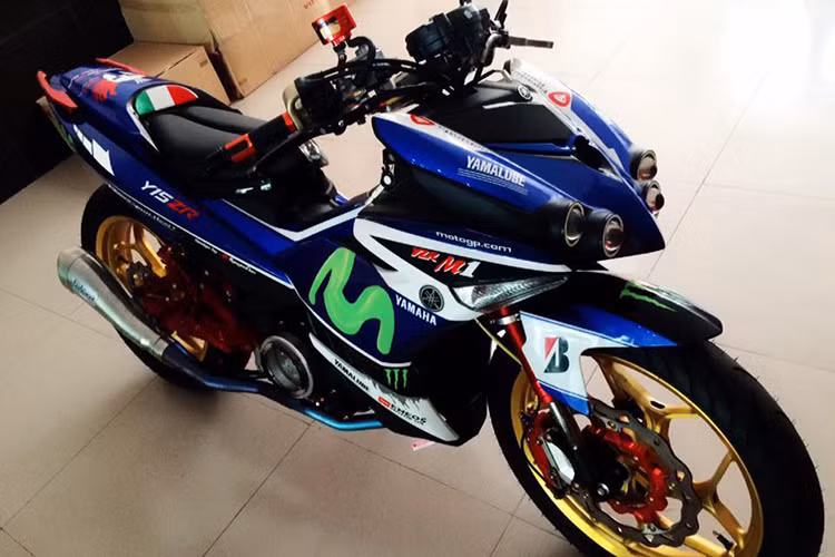 Chiếc "xế nổ" Yamaha Exciter 150 độ chất chơi này được tư vấn và nâng cấp option bởi Tâm Đắc Shop - tại Sài Gòn. Toàn bộ những món ăn chơi trên xe gần như được đặt và chuyển hàng từ Tâm Đắc Shop về Thành phố Nha Trang để dựng lại.