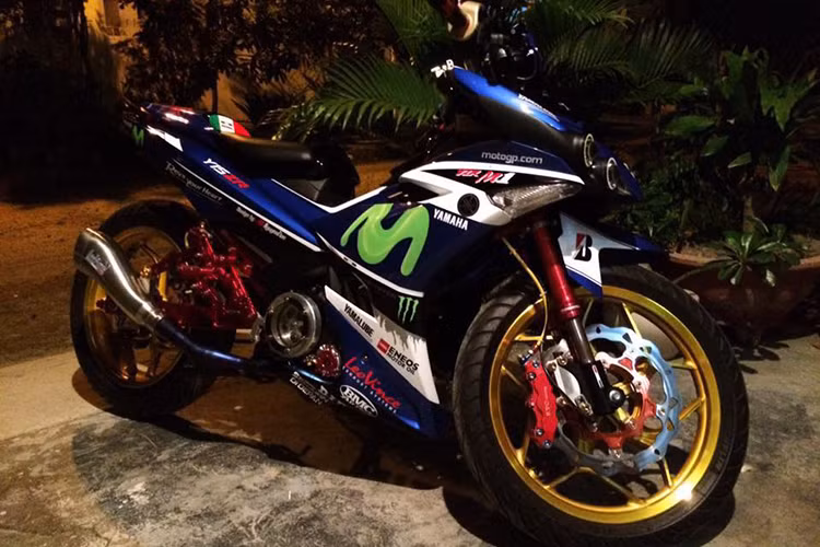 Bộ ống xả LeoVince Corba "hàng hiệu" kết hợ cùng cỗ máy 150cc trang bị nồi hở đầy chất chơi sẽ giúp cho chiếc xế độ Yamaha Exciter này không chỉ "ồn ào" trên phố mà còn mạnh mẽ hơn trên mọi cung đường.