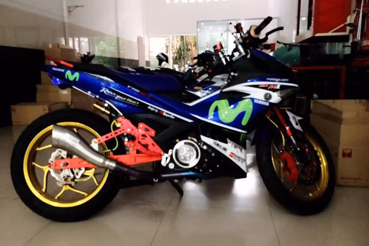 Dàn áo của xe được làm mới theo phong cách Movistar trên sân đua GP. Đuôi xe được nâng lên và bỏ dè sau nguyên bản, bộ số gãy và để chân hàng hiệu cũng được thay mới đi liền với gắp sau màu đỏ ấn tượng.