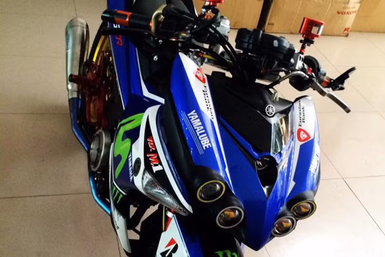 Được người chơi đặt với cái tên "quái vật xứ biển", nó được chủ nhân trang bị hàng loạt các đồ chơi "hàng hiệu" gồm; 4 trái mini projector, ghi đông trần thể thao, bao tay bình dầu Rizoma và cùm tăng Domino...