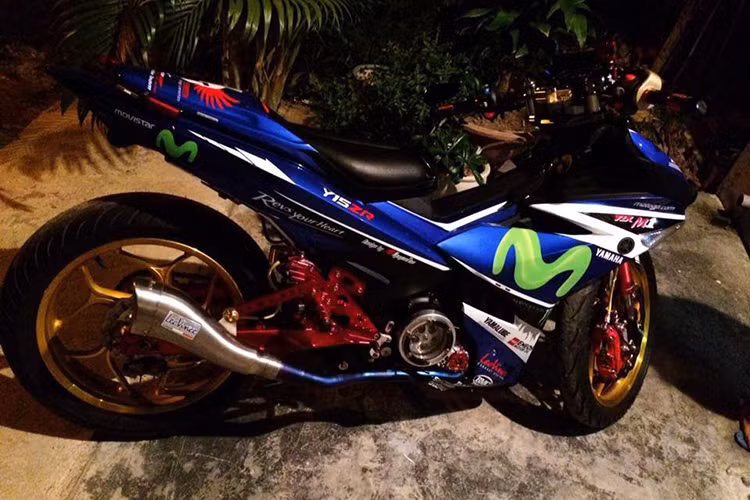 Phuộc trước USD với heo Racing Boy 4piston hầm hố. Phuộc sau Racing Boy dầu cùng đĩa phanh độ. Bộ mâm của xe màu vàng của thương hiệu Asio khiên cho chiếc xe cứng cáp, mạnh mẽ và an toàn hơn rất nhiều.