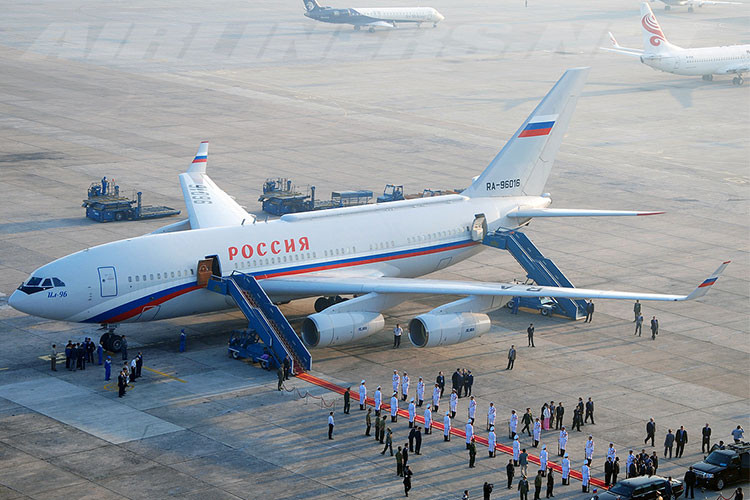 Một khi tổng thống lên máy bay, một máy bay thứ hai sẽ bay cùng để đánh lạc hướng. Trong trường hợp khẩn cấp, phi công có thể triệu tập 68 máy bay chiến đấu từ Lực lượng Hàng không Nga hỗ trợ.