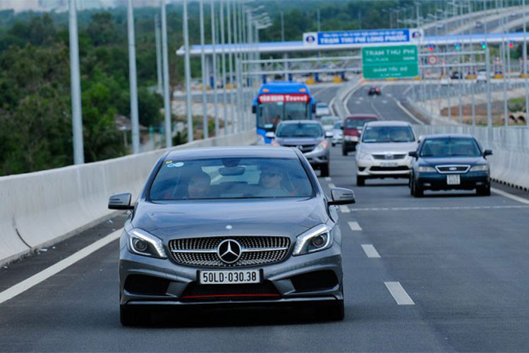 Khi di chuyển trên đường cao tốc, thay vì đi 110 km/h (hoặc 120 km/h), bạn chỉ nên đi 100 km/h, mức tiết kiệm nhiêu liệu vào khoảng 7%, theo tính toán của Motor1. Và như vậy, chủ xe sẽ tiết kiệm được khoảng 20 cent trên mỗi gallon xăng.