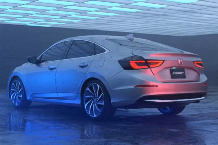 Về thiết kế động cơ của Insight, cho dù Honda không hé lộ bất cứ thông tin nào, nhưng nhiều khả năng là ngoài động cơ xăng 1.5L tăng áp hiện tại, sẽ có một bản hybrid, không như mẫu Civic thế hệ hiện tại đang để đối thủ Toyota Prius qua mặt.