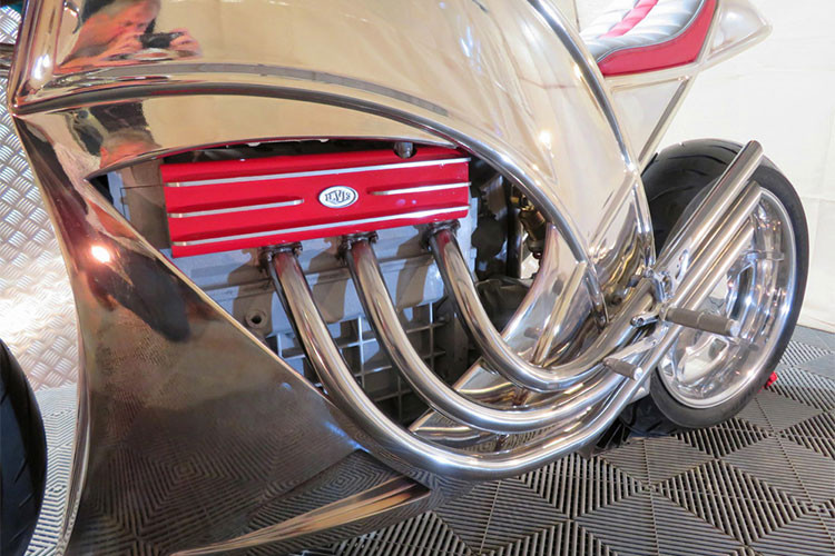 Sau 7 tháng phát triển, chiếc xe thử nghiệm đầu tiên của thương hiệu Levis tái sinh, đó là V6 Cafe Racer. Thay vì kết cấu V10, “trái tim” của mẫu siêu mô tô này là cỗ máy 1.200cc V6 dựa trên thiết kế của Tim Bishop, nhưng giảm bớt 4 xi-lanh. Trong khi đó, đặc tính góc V giữa 2 hàng xi-lanh siêu hẹp, chỉ đạt 22 độ vẫn được giữ nguyên.