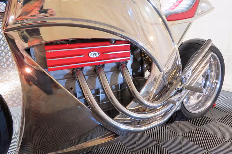 Sau 7 tháng phát triển, chiếc xe thử nghiệm đầu tiên của thương hiệu Levis tái sinh, đó là V6 Cafe Racer. Thay vì kết cấu V10, “trái tim” của mẫu siêu mô tô này là cỗ máy 1.200cc V6 dựa trên thiết kế của Tim Bishop, nhưng giảm bớt 4 xi-lanh. Trong khi đó, đặc tính góc V giữa 2 hàng xi-lanh siêu hẹp, chỉ đạt 22 độ vẫn được giữ nguyên.