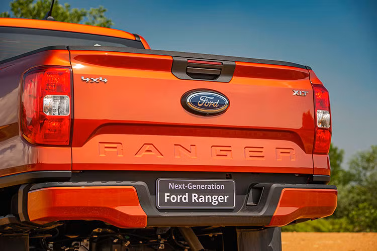 Trong khi đó, các đường thiết kế tinh tế dọc thân xe kết hợp với các hộc bánh xe to bản hơn tạo cho Ranger một tổng thể vững chãi. Ranger 2023 sở hữu đèn pha LED ma trận ở phiên bản Wildtrak, có khả năng tự động cân bằng góc chiếu sáng và điều chỉnh cường độ của chùm đèn pha. Đuôi xe, đèn hậu được thiết kế hài hòa và tương đồng với đầu xe.