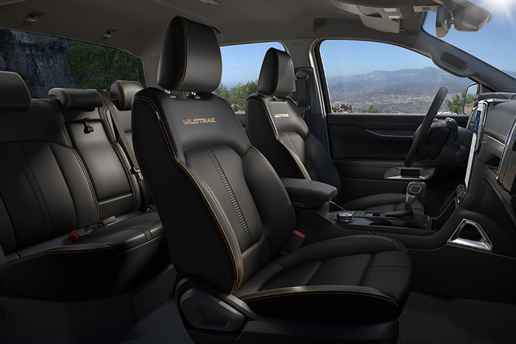 Các không gian chứa đồ thông minh và tính năng hữu ích cho khách hàng được tích hợp trên chiếc xe Ranger mới nhằm mang đến sự thuận tiện, thoải mái cho các hành khách, tiêu biểu có thể kể đến hộc để điện thoại có sạc không dây, bên cạnh đó là hộp tựa tay cỡ lớn giữa xe có thể cất nhiều đồ đạc. 