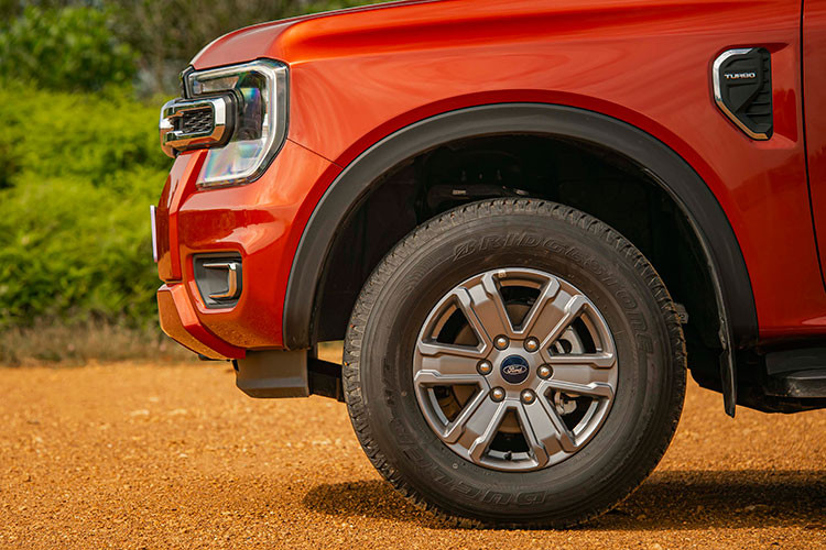 Khung gầm xe đã được mở rộng khi tăng thêm 50mm ở cả chiều dài cơ sở và trục bánh xe so với phiên bản tiền nhiệm. Cấu trúc đầu xe được tạo hình bằng thủy lực không chỉ mở rộng không gian trong khoang động cơ mà còn tăng cường lưu thông khí qua hệ thống tản nhiệt, giúp nhiệt độ vận hành của xe luôn ở mức thấp ngay cả khi kéo hay tải nặng.