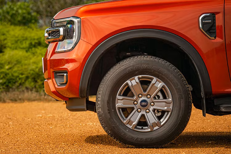 Khung gầm xe đã được mở rộng khi tăng thêm 50mm ở cả chiều dài cơ sở và trục bánh xe so với phiên bản tiền nhiệm. Cấu trúc đầu xe được tạo hình bằng thủy lực không chỉ mở rộng không gian trong khoang động cơ mà còn tăng cường lưu thông khí qua hệ thống tản nhiệt, giúp nhiệt độ vận hành của xe luôn ở mức thấp ngay cả khi kéo hay tải nặng.