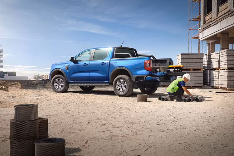 Giá xe Ford Ranger 2023 tại Việt Nam đã bao gồm VAT, cụ thể cho từng phiên bản như sau: RANGER XL 2.0L 4X4 MT: 659 triệu, RANGER XLS 2.0L 4X2 MT: 665 triệu, RANGER XLS 2.0L 4X2 AT: 688 triệu, RANGER XLS 2.0L 4X4 AT: 756 triệu, RANGER XLT 2.0L 4X4 AT: 830 triệu và RANGER WILDTRAK 2.0L AT 4X4: 965 triệu đồng.