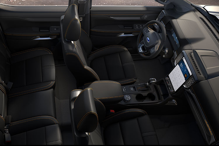 Điểm nhấn tạo nên trải nghiệm kết nối của Ranger chính là màn hình cảm ứng cỡ lớn 12-inch (phiên bản Wildtrak) hoặc 10-inch (các phiên bản còn lại) đặt ở trung tâm, được kết nối với hệ thống SYNC®i 4 mới nhất của Ford. Màn hình này cũng được kết nối với hệ thống Camera 360 độ giúp việc đỗ xe trong không gian hẹp hay chinh phục những địa hình khó trở nên an toàn và thuận tiện hơn.