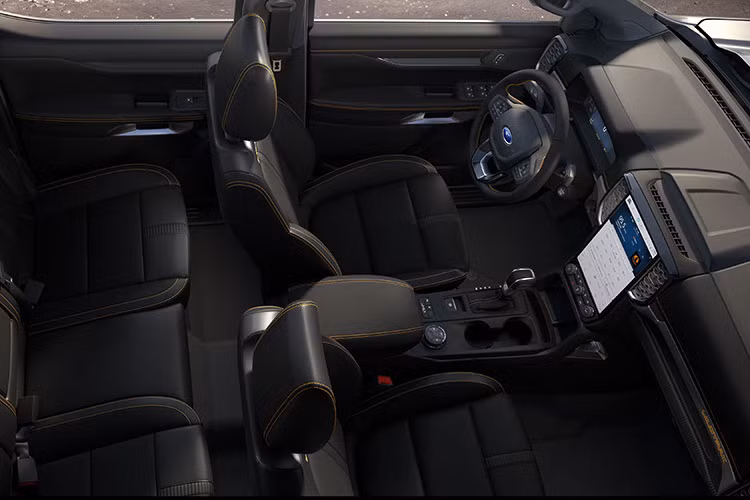 Điểm nhấn tạo nên trải nghiệm kết nối của Ranger chính là màn hình cảm ứng cỡ lớn 12-inch (phiên bản Wildtrak) hoặc 10-inch (các phiên bản còn lại) đặt ở trung tâm, được kết nối với hệ thống SYNC®i 4 mới nhất của Ford. Màn hình này cũng được kết nối với hệ thống Camera 360 độ giúp việc đỗ xe trong không gian hẹp hay chinh phục những địa hình khó trở nên an toàn và thuận tiện hơn.