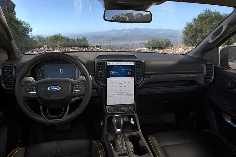 Từ mong muốn của khách hàng về không gian buồng lái linh hoạt, hiện đại, phù hợp với cả công việc hay nhu cầu sử dụng của gia đình, đội ngũ Ford đã thiết kế Ranger mới trở thành không gian làm việc và giải trí lý tưởng, nơi có đủ các tính năng kết nối thông minh cùng nhiều tiện nghi hơn các thế hệ trước.