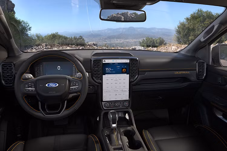 Từ mong muốn của khách hàng về không gian buồng lái linh hoạt, hiện đại, phù hợp với cả công việc hay nhu cầu sử dụng của gia đình, đội ngũ Ford đã thiết kế Ranger mới trở thành không gian làm việc và giải trí lý tưởng, nơi có đủ các tính năng kết nối thông minh cùng nhiều tiện nghi hơn các thế hệ trước.