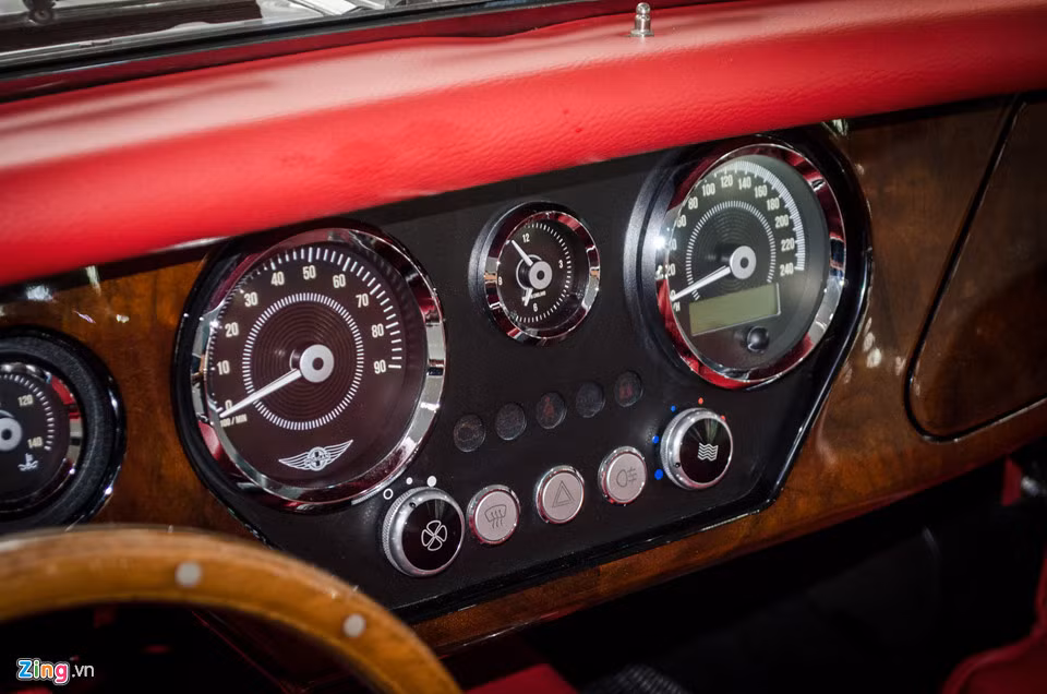 Vô lăng thiết kế 3 chấu thể thao, không có nút bấm, viền được ốp gỗ và cố định bằng đinh tán ở cả 2 mặt. Mặt taplo được ốp gỗ. Các thông số như báo xăng, nhiệt độ, vòng tua máy và tốc độ được hiển thị qua các mặt đồng hồ cơ. Morgan cực đoan đến mức không trang bị cho chiếc xe hệ thống giải trí.