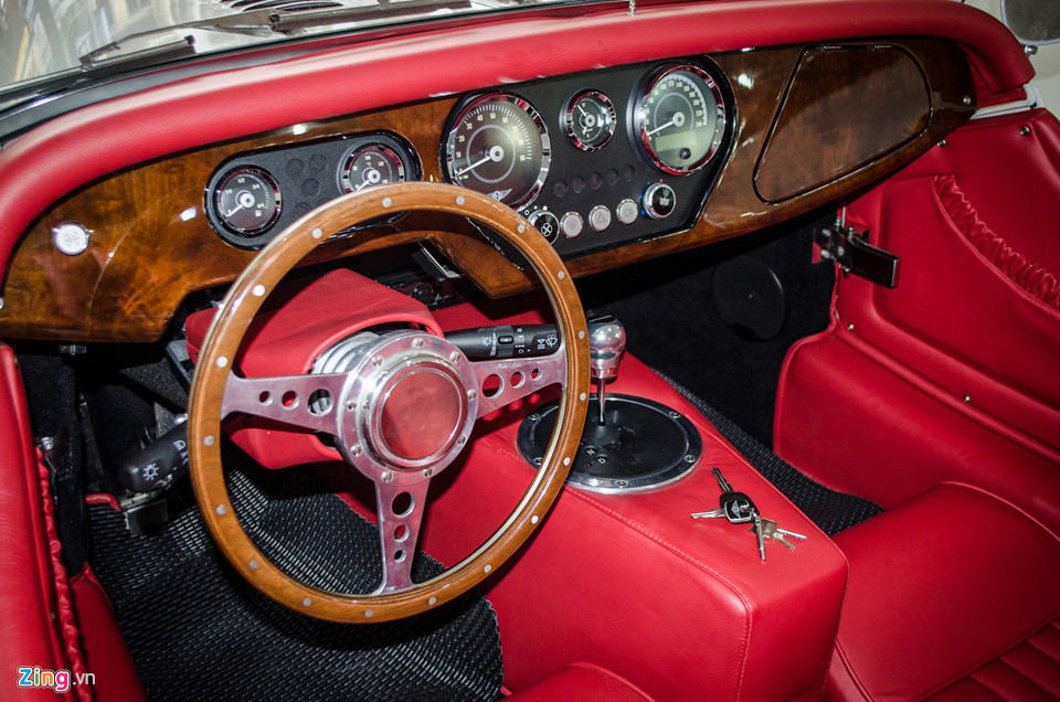 Công nghệ an toàn trên Plus 4 chỉ dừng lại ở dây an toàn. Xe thậm chí không có túi khí, không có ABS, cân bằng điện tử hay trụ chống nguy hiểm khi lật xe. Vì vốn dĩ, Morgan Plus 4 chủ yếu hợp với những người thích sưu tập, di chuyển nhẹ nhàng, chứ không phải xe để sử dụng hàng ngày.