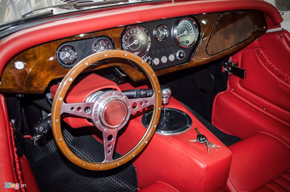 Công nghệ an toàn trên Plus 4 chỉ dừng lại ở dây an toàn. Xe thậm chí không có túi khí, không có ABS, cân bằng điện tử hay trụ chống nguy hiểm khi lật xe. Vì vốn dĩ, Morgan Plus 4 chủ yếu hợp với những người thích sưu tập, di chuyển nhẹ nhàng, chứ không phải xe để sử dụng hàng ngày.