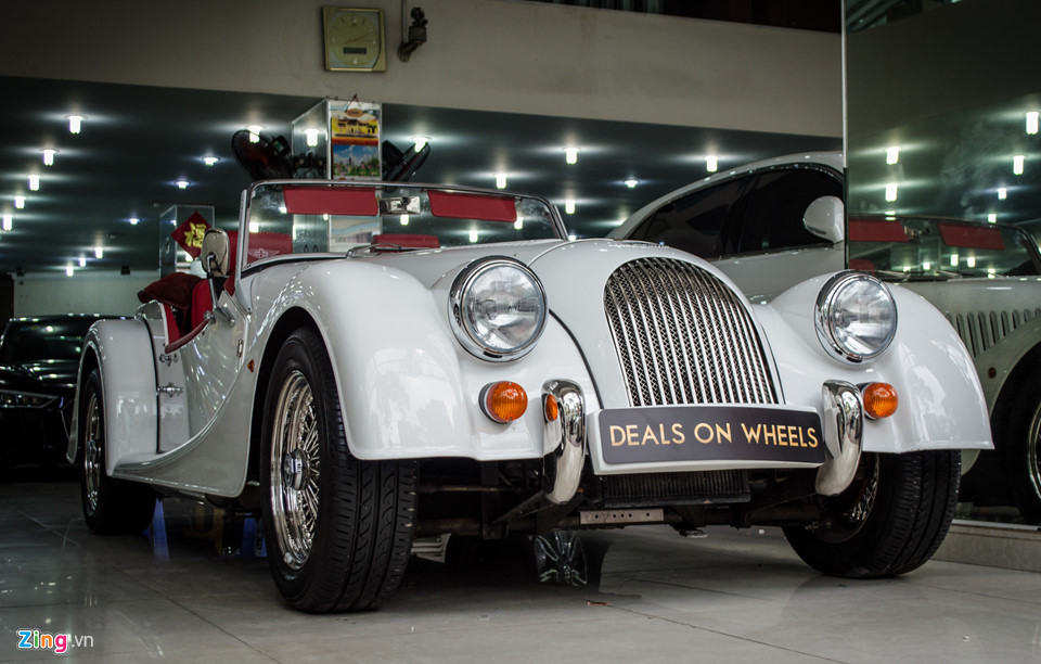 Morgan là hãng xe đến từ Anh quốc có tuổi đời hơn 100 năm nổi tiếng với các mẫu xe thiết kế truyền thống. Tại Việt Nam, không nhiều người biết đến Morgan khi số lượng chỉ đếm trên đầu ngón tay với 2 mẫu gồm Aero 8 SuperSport và Aero SuperSport. Mẫu xe vừa về là chiếc Morgan thứ 3, và là mẫu Plus 4 đầu tiên.