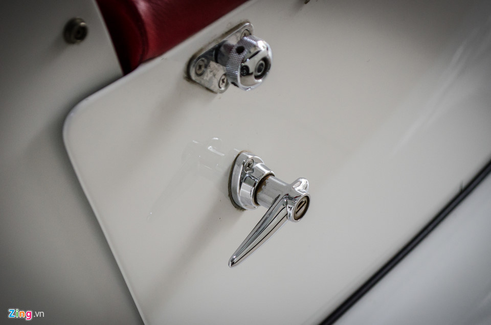 Tay nắm cửa cũng giữ đúng giá trị cổ điển.