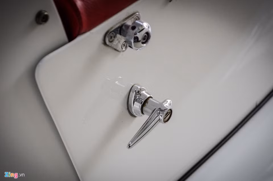 Tay nắm cửa cũng giữ đúng giá trị cổ điển.