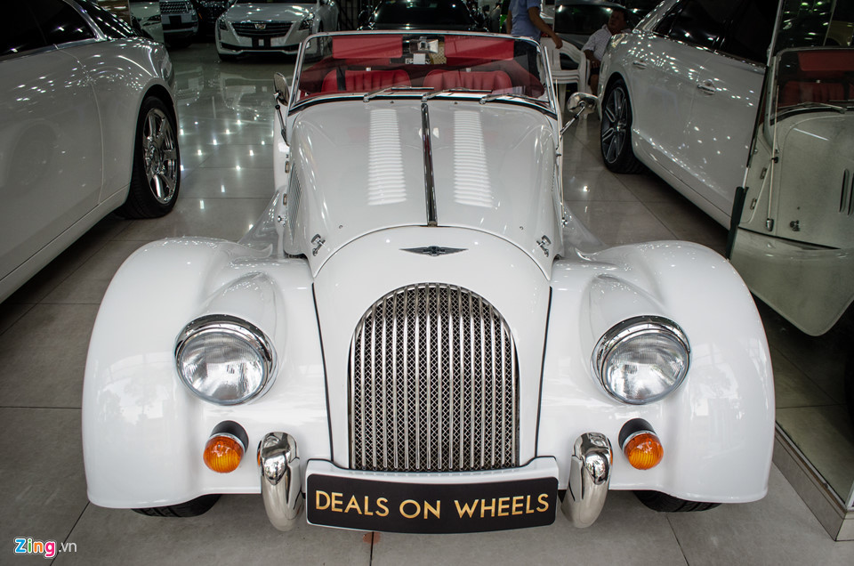 Đèn pha tròn sử dụng bóng sợi đốt viền được mạ chrome, đèn xi nhan thiết kế cách điệu. Cản va trước mạ chrome sáng, lưới tản nhiệt giữ nguyên ngôn ngữ thiết kế của Morgan với những đường kim loại thẳng đứng, mặt trong đan lưới hình kim cương.