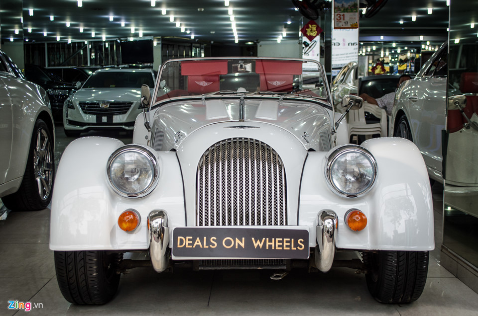 Mẫu xe cổ Morgan Plus 4 mui trần mới về Việt Nam theo diện nhập khẩu tư nhân. Xe giữ thiết kế cổ điển, không thay đổi từ khi ra mắt lần đầu tiên vào năm 1950. Đầu xe dài, kính chắn gió dạng pop-up, đuôi xe ngắn và hốc bánh lộ ra ngoài. Những gì thay đổi trên Morgan Plus 4 gần 70 năm tồn tại chủ yếu tập trung vào hệ truyền động để phù hợp với thời đại.