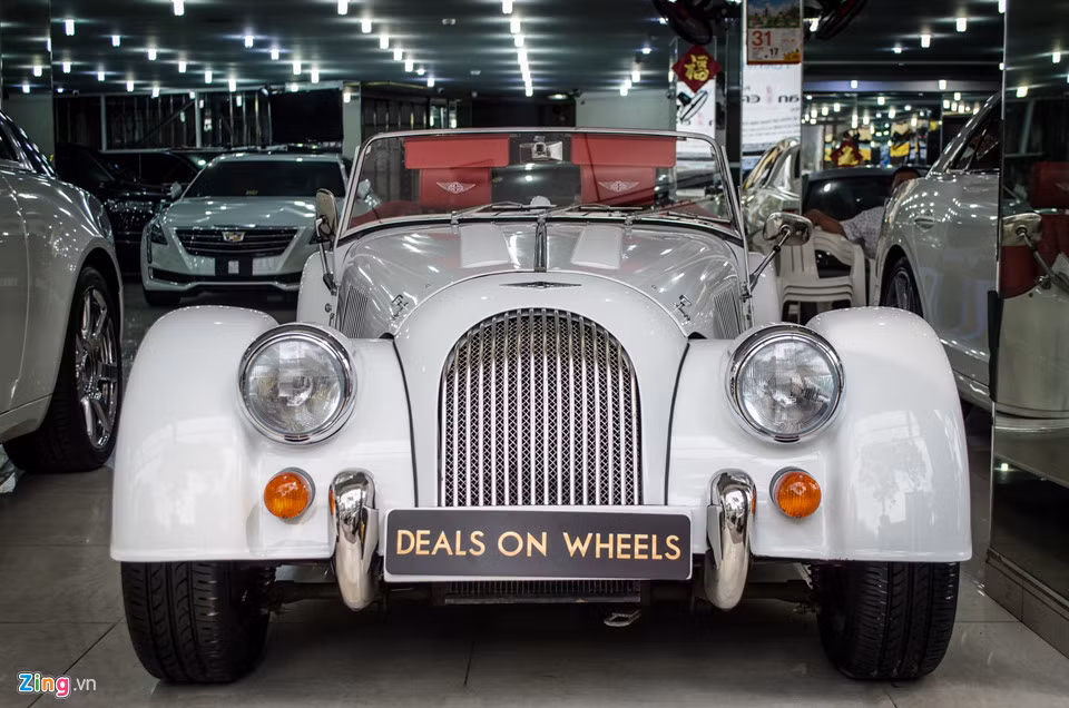 Mẫu xe cổ Morgan Plus 4 mui trần mới về Việt Nam theo diện nhập khẩu tư nhân. Xe giữ thiết kế cổ điển, không thay đổi từ khi ra mắt lần đầu tiên vào năm 1950. Đầu xe dài, kính chắn gió dạng pop-up, đuôi xe ngắn và hốc bánh lộ ra ngoài. Những gì thay đổi trên Morgan Plus 4 gần 70 năm tồn tại chủ yếu tập trung vào hệ truyền động để phù hợp với thời đại.