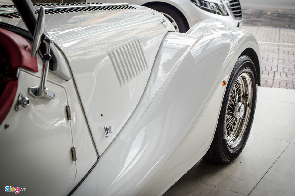 Các hốc bánh xe không gọn gàng như ôtô thường gặp, mà lộ ra ngoài, kéo dài từ hốc bánh trước đến hốc bánh sau. Bánh xe dạng nan chỉ thấy trên những dòng xe thuộc về thế kỷ trước. Ngày nay, các hãng xe đã chuyển sang dạng bánh chấu hợp kim.