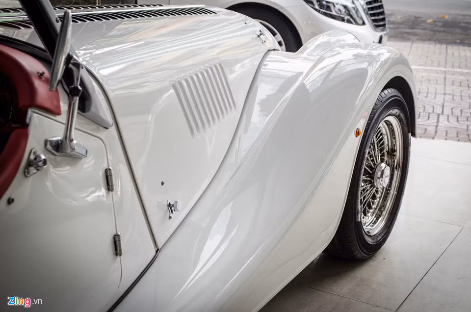 Các hốc bánh xe không gọn gàng như ôtô thường gặp, mà lộ ra ngoài, kéo dài từ hốc bánh trước đến hốc bánh sau. Bánh xe dạng nan chỉ thấy trên những dòng xe thuộc về thế kỷ trước. Ngày nay, các hãng xe đã chuyển sang dạng bánh chấu hợp kim.