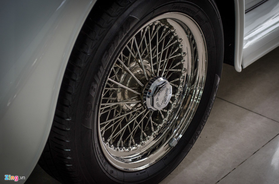 Morgan Plus 4 có những chi tiết khá thú vị như giảm xóc phía sau dạng lá tương tự dòng bán tải. Kiểu giảm xóc này không còn sử dụng trên ôtô dưới 9 chỗ ngồi. Phía trước dùng hệ thống treo dạng trụ trượt (Sliding Pillar Suspension) không còn xuất hiện trên ôtô ngày nay.