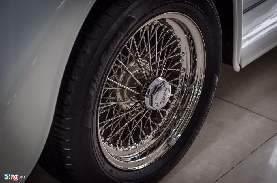 Morgan Plus 4 có những chi tiết khá thú vị như giảm xóc phía sau dạng lá tương tự dòng bán tải. Kiểu giảm xóc này không còn sử dụng trên ôtô dưới 9 chỗ ngồi. Phía trước dùng hệ thống treo dạng trụ trượt (Sliding Pillar Suspension) không còn xuất hiện trên ôtô ngày nay.