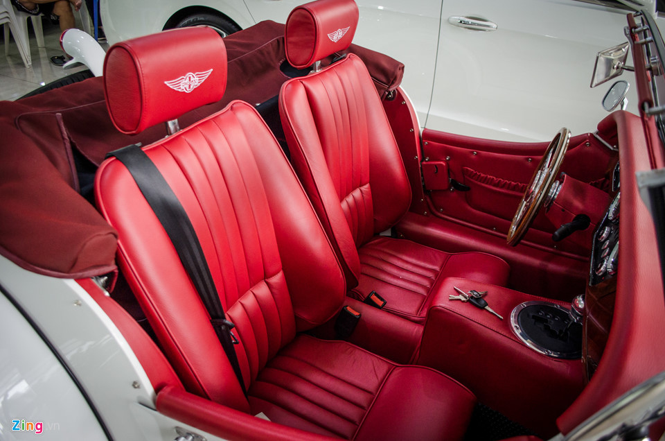 Nội thất bọc hoàn toàn bằng chất liệu da thật có màu đỏ tương phản với nước sơn trắng. Logo Morgan được thêu thủ công trên tựa đầu. Dây đai an toàn đáp ứng tiêu chuẩn hiện nay sử dụng chốt gài như trên các dòng xe phổ thông.