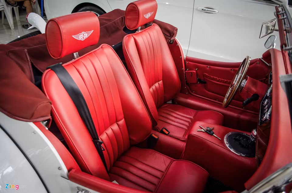 Nội thất bọc hoàn toàn bằng chất liệu da thật có màu đỏ tương phản với nước sơn trắng. Logo Morgan được thêu thủ công trên tựa đầu. Dây đai an toàn đáp ứng tiêu chuẩn hiện nay sử dụng chốt gài như trên các dòng xe phổ thông.