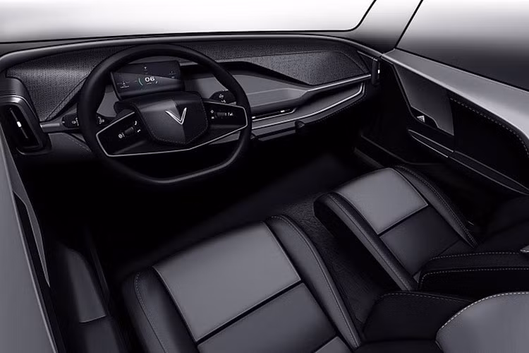 Về nội thất, VinFast VF3 sở hữu 2 hàng ghế và 5 chỗ ngồi, nhiều hơn những gì mà Wuling Hongguang Mini EV có thể mang lại. Xe cũng sẽ được trang bị những tính năng thông minh thiết yếu cho người dùng. Dựa vào những hình ảnh, có thể thấy VF3 sẽ sở hữu vô-lăng vát đáy dạng 2 chấu. Không có màn hình giải trí trung tâm, chỉ có màn hình 8 inch đặt sau vô-lăng.