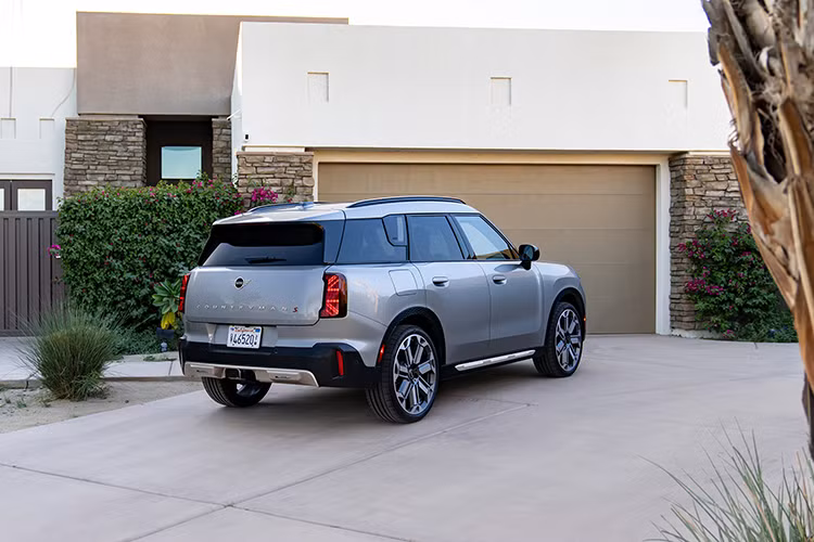 Countryman C sử dụng động cơ xăng 3 xy-lanh với công nghệ TwinPower Turbo, dung tích 1.5L cho công suất đầu ra 156 mã lực, mô-men xoắn 230 Nm cùng khả năng tăng tốc 0-100 km/h trong 8,3 giây. Countryman S ALL4 sở hữu động cơ xăng 4 xy-lanh dung tích 2.0L với công nghệ TwinPower Turbo, cho ra công suất tối đa 204 mã lực, mô-men xoắn cực đại 300 Nm. Kết hợp hệ dẫn động 4 bánh ALL4, xe có khả năng tăng tốc 0-100 km/h trong 7,1 giây.