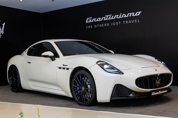  Maserati GranTurismo Trong loạt ôtô hạng sang tiền tỷ về Việt Nam cuối năm 2024, đầu tiên phải kể đến Maserati GranTurismo. Xe về Việt Nam vào giữa tháng 12/2024 với 3 tùy chọn phiên bản, gồm: Modena, Trofeo và Folgero cùng giá khởi điểm từ 9,86 tỷ đồng. Khách mua xe cần phải chờ khoảng 6-8 tháng mới có thể nhận hàng.