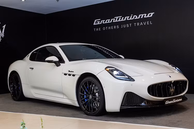  Maserati GranTurismo Trong loạt ôtô hạng sang tiền tỷ về Việt Nam cuối năm 2024, đầu tiên phải kể đến Maserati GranTurismo. Xe về Việt Nam vào giữa tháng 12/2024 với 3 tùy chọn phiên bản, gồm: Modena, Trofeo và Folgero cùng giá khởi điểm từ 9,86 tỷ đồng. Khách mua xe cần phải chờ khoảng 6-8 tháng mới có thể nhận hàng.